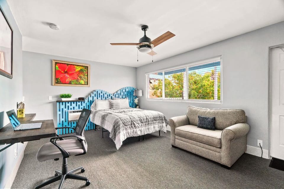 Boutique Beach Retreat Treasure Island Directly across the street from one of the most beautiful beaches 1 King bed 1 Twin sofa sleeper 2nd floor room