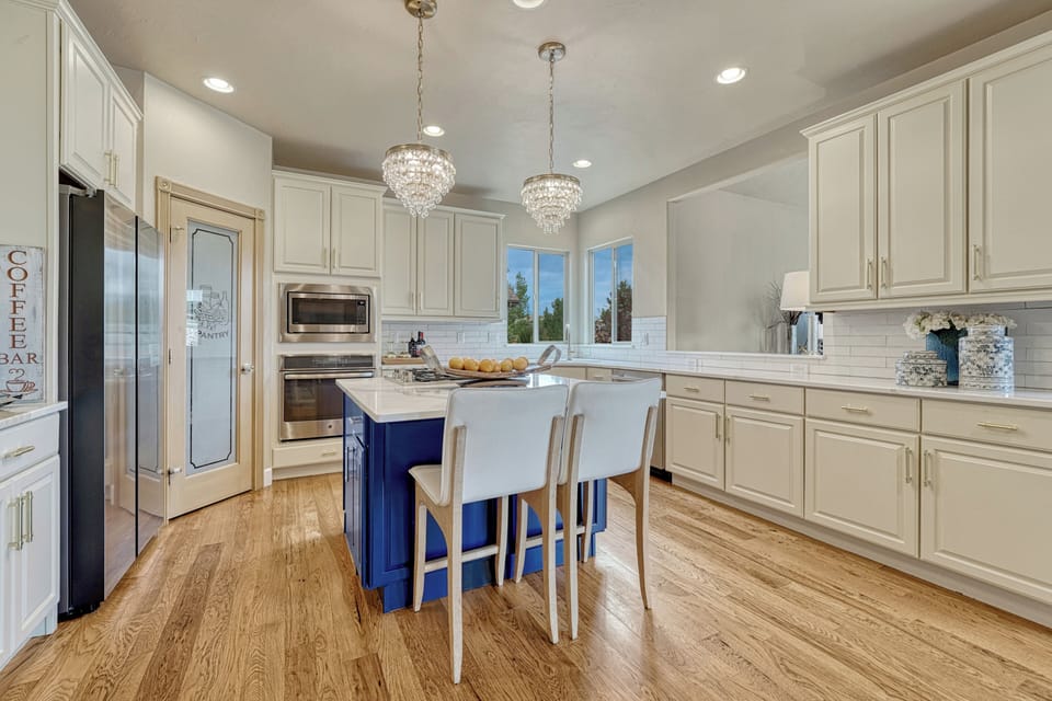 Fully Stocked Gourmet Kitchen 