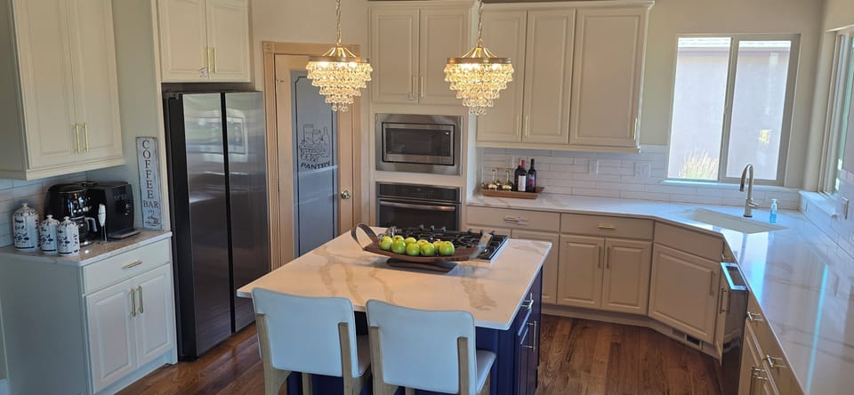 Fully Stocked Gourmet Kitchen 
