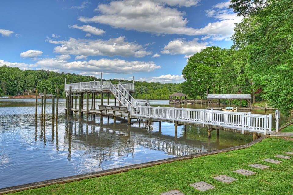 Multi-level dock, great for every sunbathing space or catching a big bass.