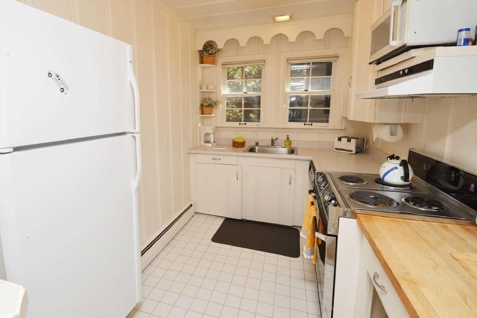 Featuring a touch of retro charm, this fully stocked kitchen has everything you need for meal prep and dining