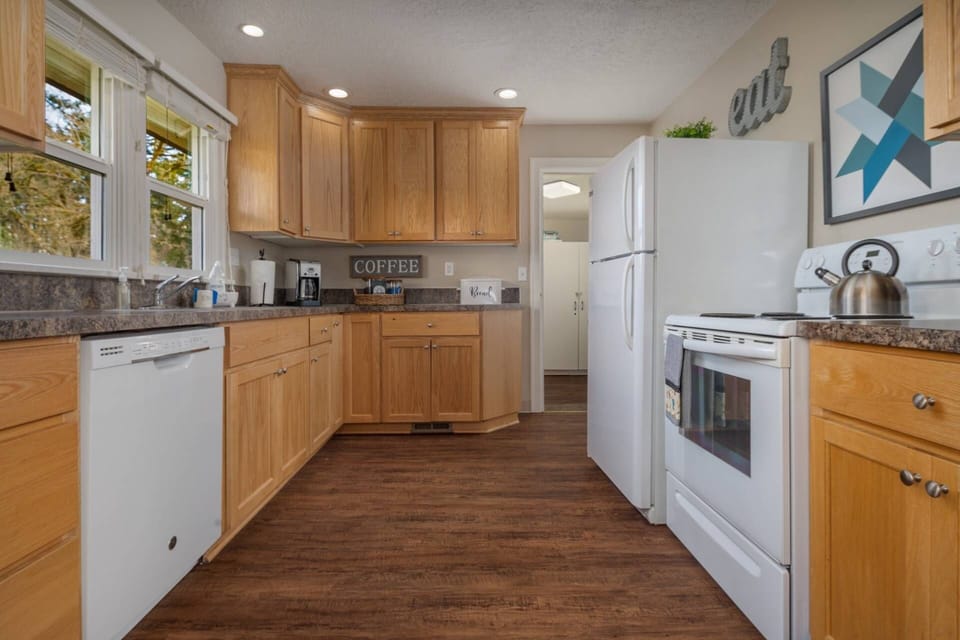 Cook delicious meals for breakfast, lunch, and dinner in this fully equipped kitchen. We suggest grabbing some ingredients from a local farm.
