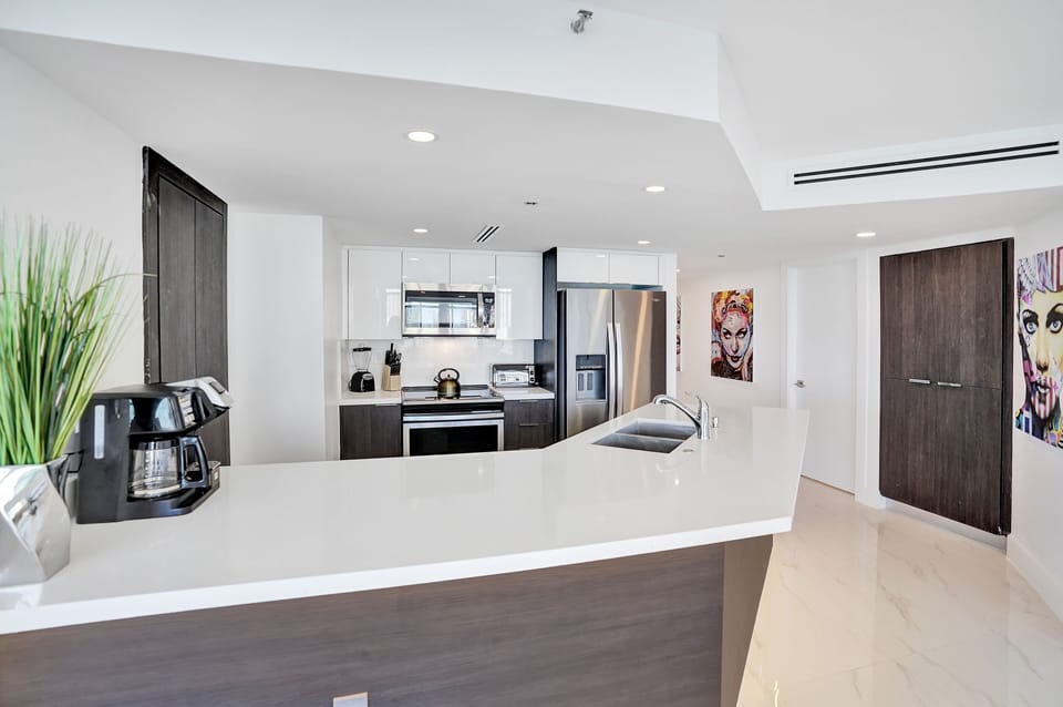 Fully equipped kitchen with washer/dryer