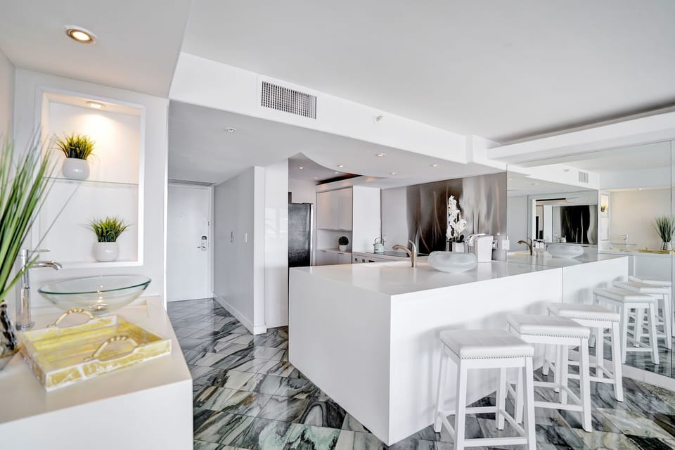 Entryway bar, fully equipped kitchen with seating for 3, front entryway