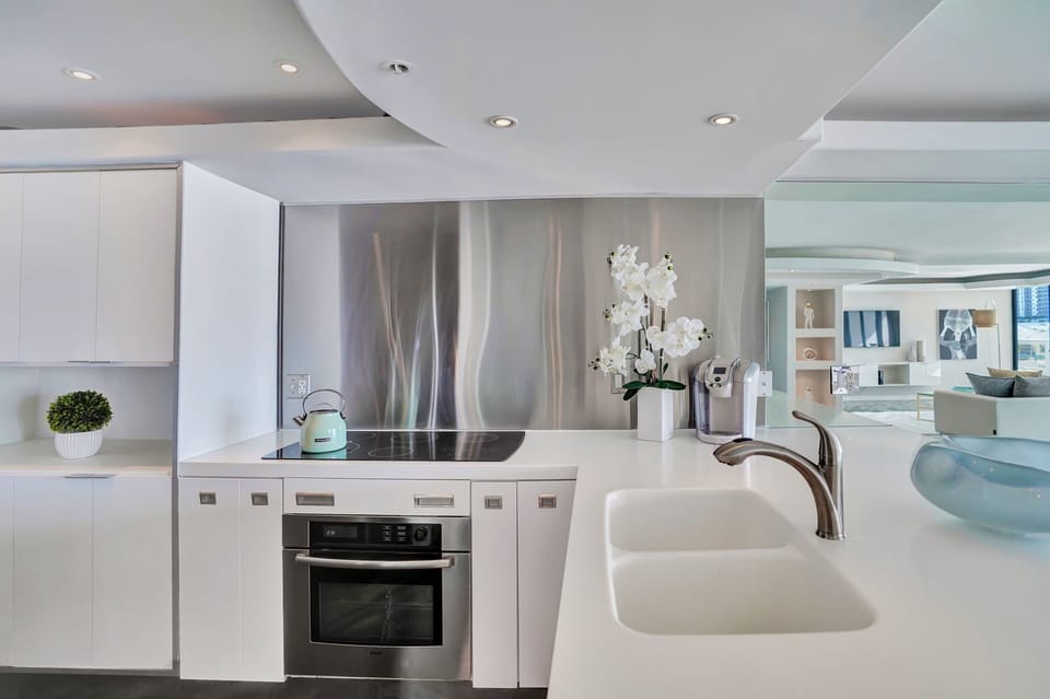 Fully equipped kitchen, Keurig coffee maker, seating for 3 at counter