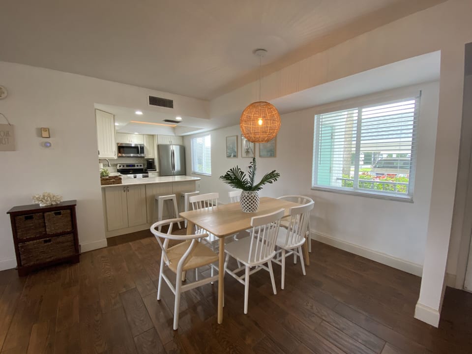 Dining area with seating for 6