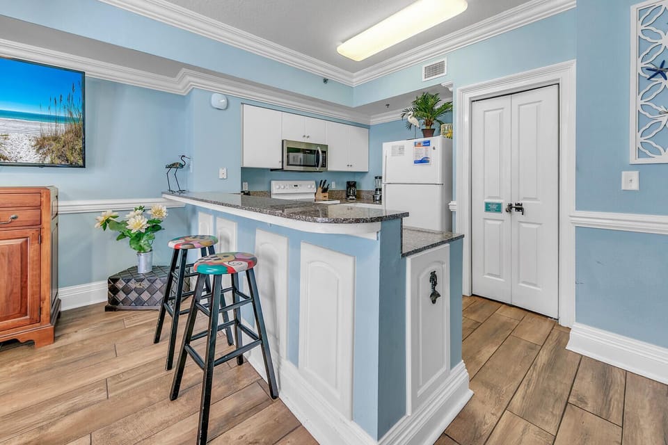 Eat-in bar seating