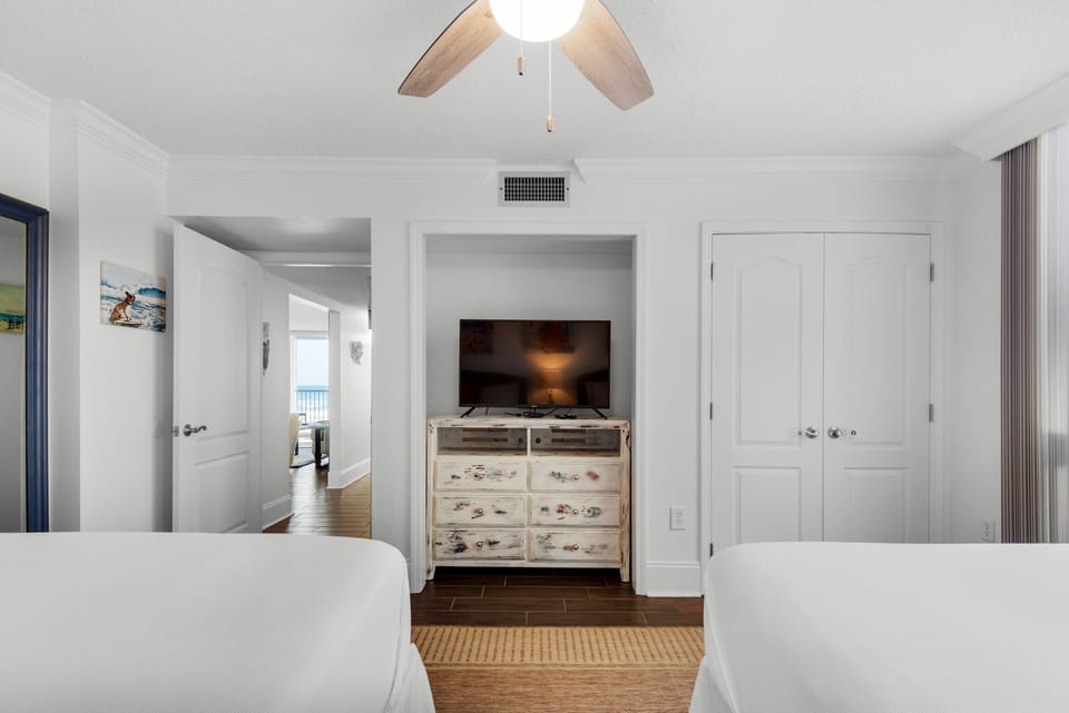 Guest bedroom with 2 beds