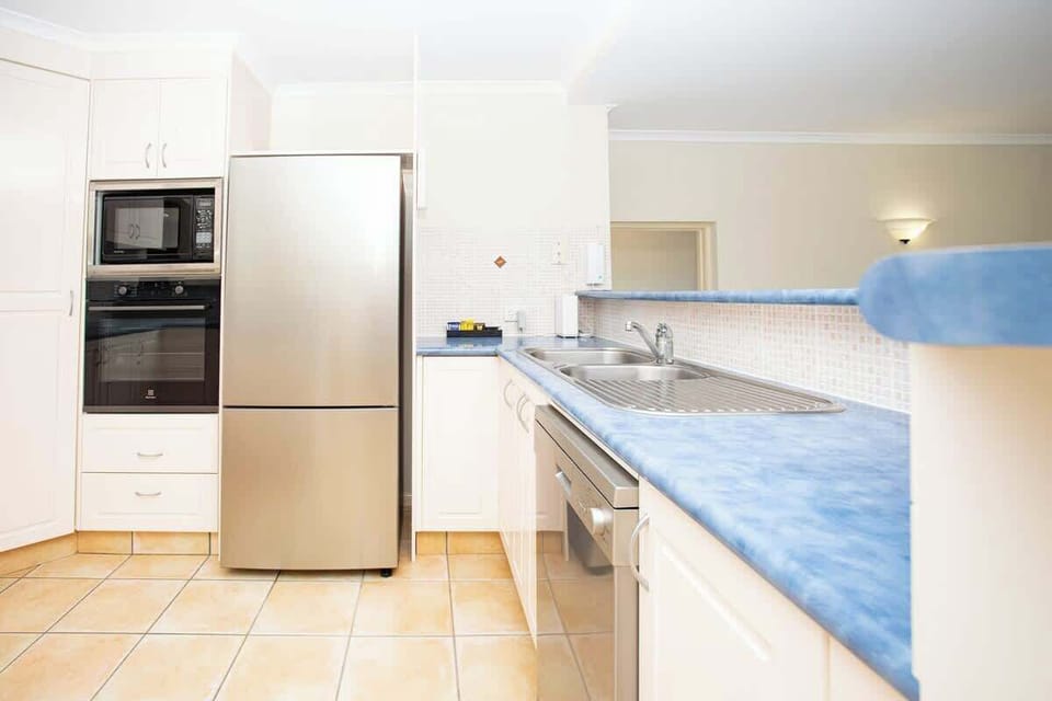Full Kitchen
Book direct and save. www.holidayinthewhitsundays.com
office number 0448253469