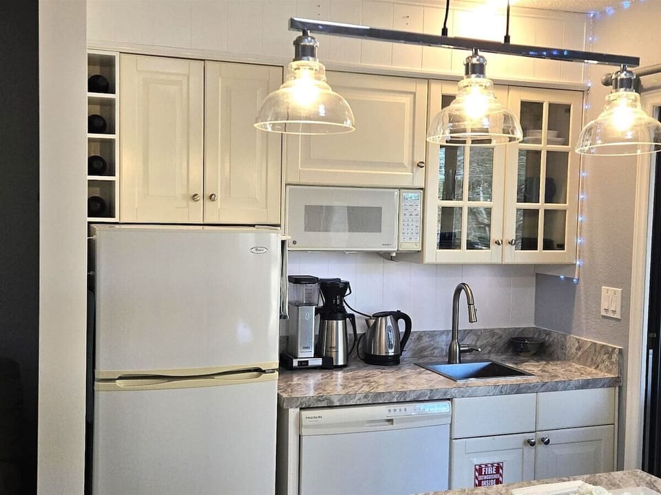 Coffee machine and electric kettle provided