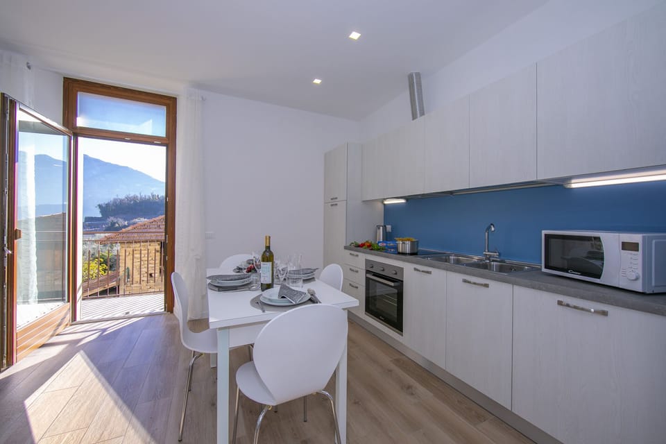 The fully equipped kitchen with exit to the balcony