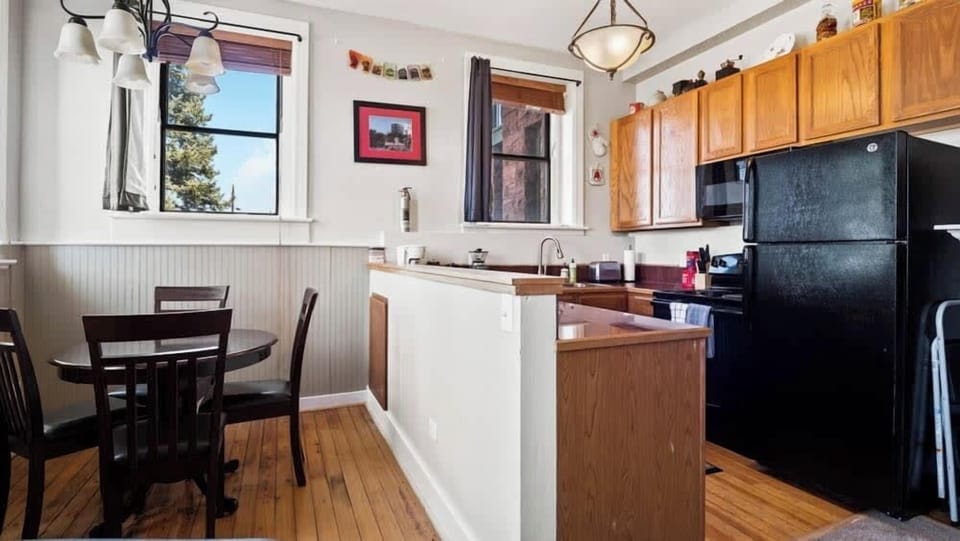 【Kitchen】Full-size fridge, dishwasher, oven — cook for 2 or 4