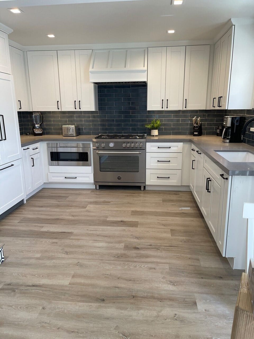 Kitchen with everything you need to make cook. 