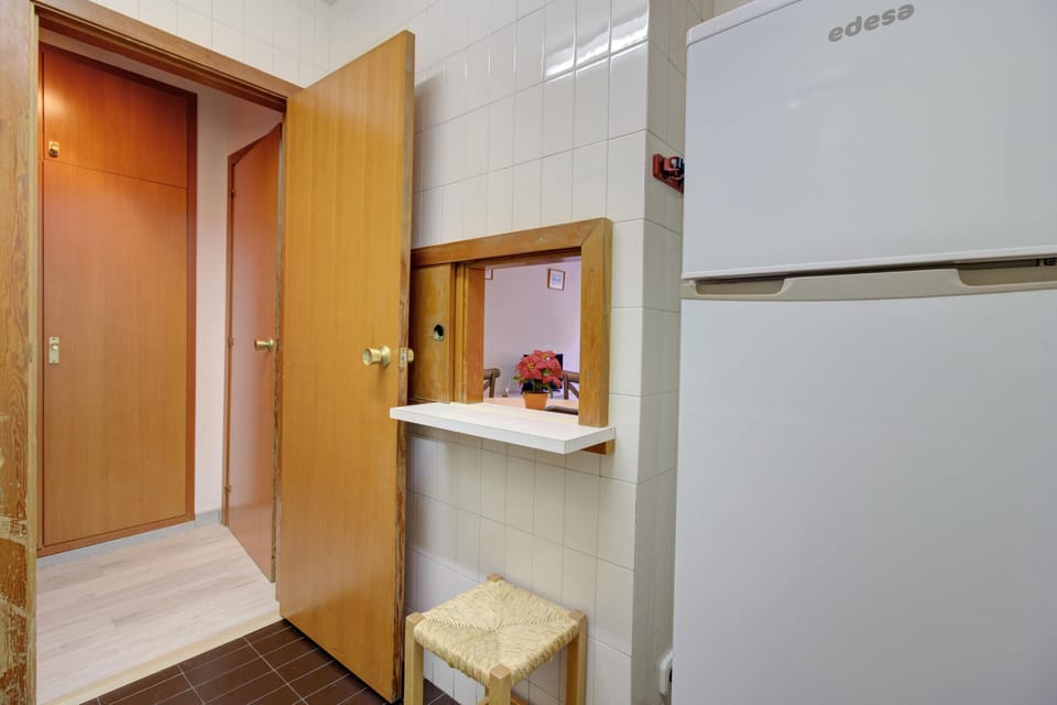 Eth Turcalh is a renovated apartment for 5 people in Baqueira center. It has a complete kitchen with all the necessary utensils for your stay.