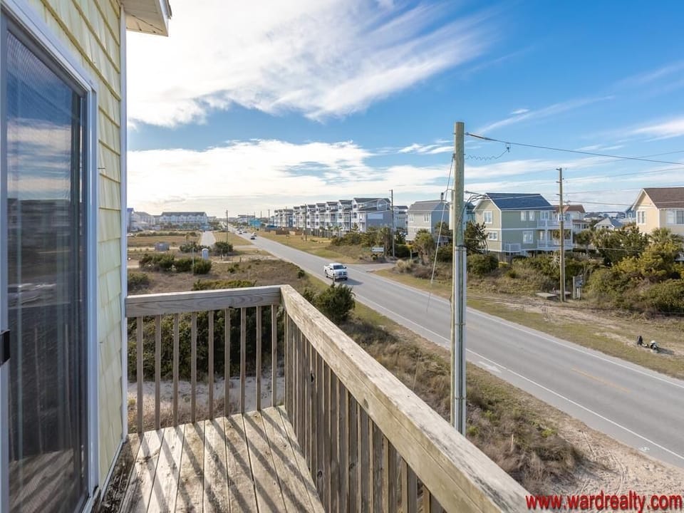 Top Floor Street-Side Sun Deck off Queen Bedroom