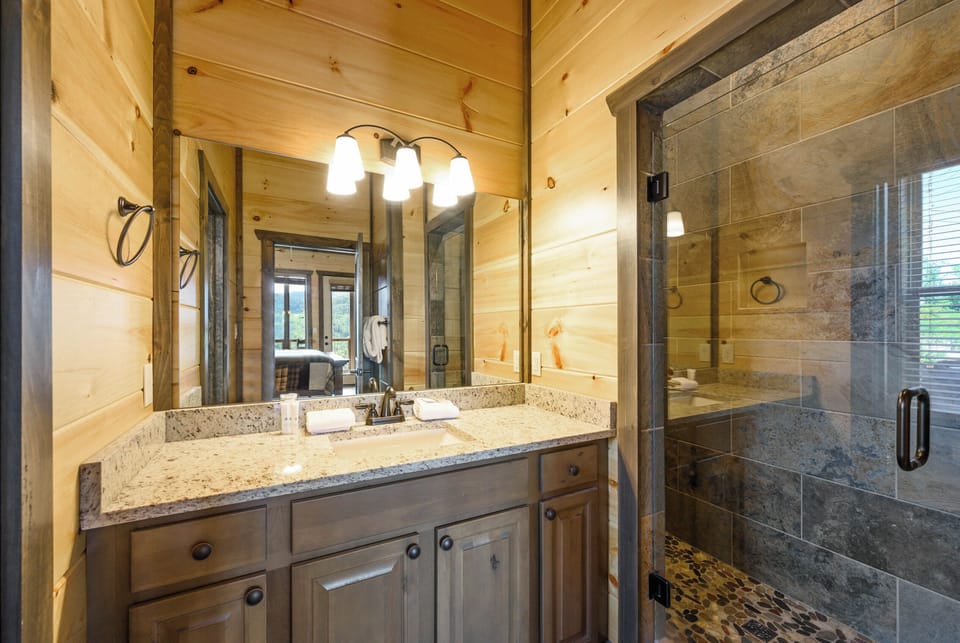 Entry-level ensuite bath with a standing shower