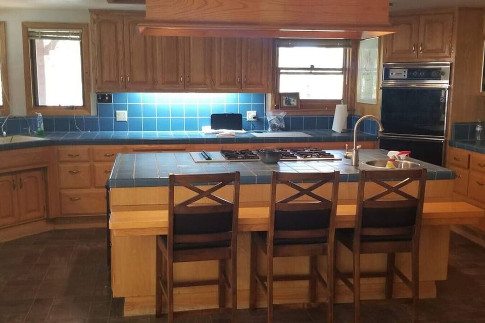(1st floor) Kitchen counter seating for 4 - double oven and counter tops - fully supplied / cookware