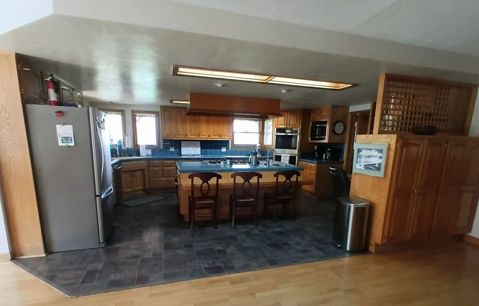 Kitchen counter seating for 4 - double oven and counter tops - fully supplied / cookware