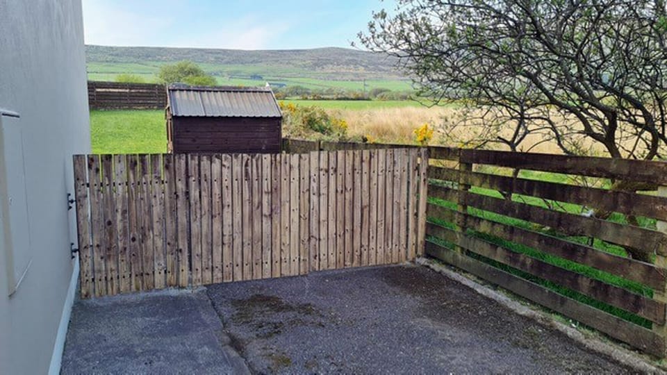 Cois Chnoic Holiday Home Dingle, Pet friendly secure garden