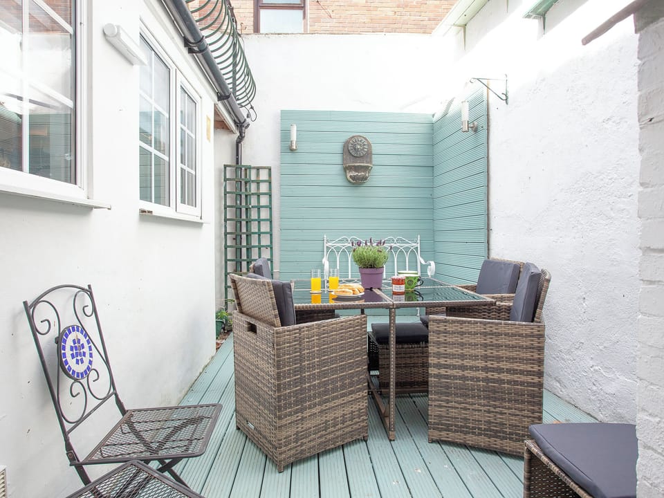 Sitting-out-area | Beachside, Teignmouth