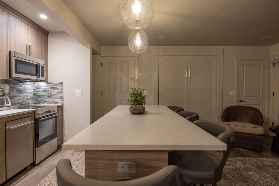Large bar in open living area and kitchen