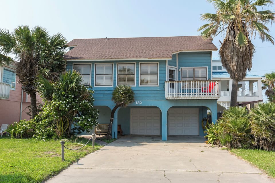 Make yourself at home at 132 E. Kingfish — where comfort meets coastal charm!