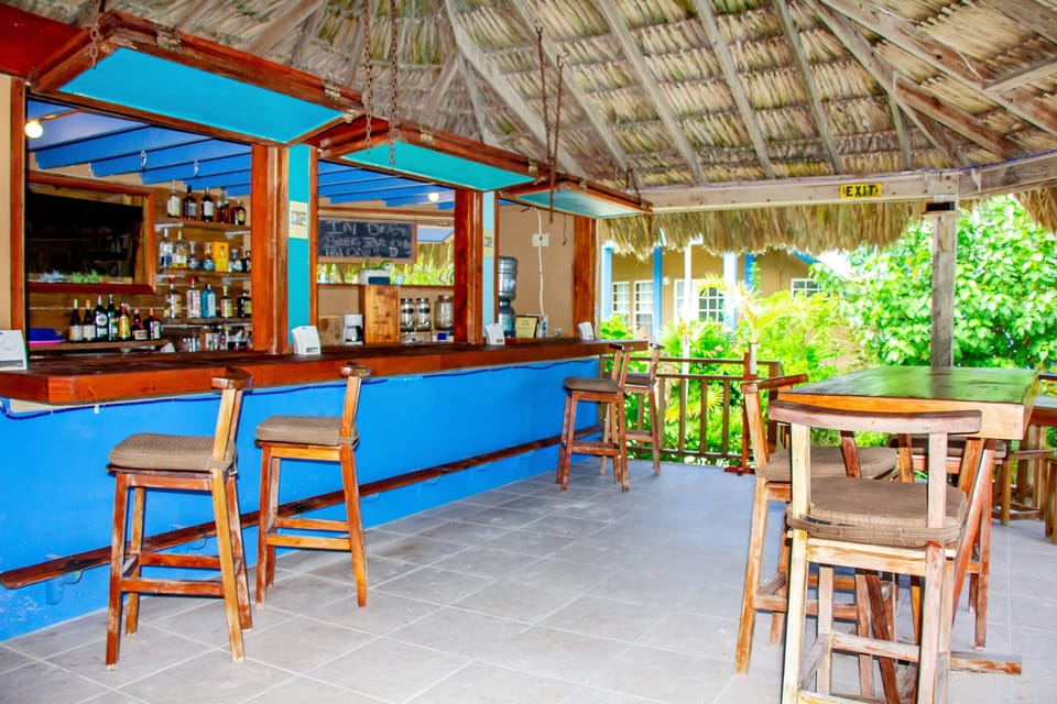 Pool Bar
