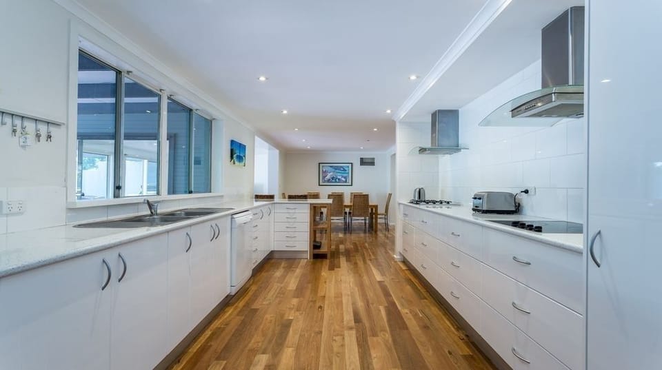 Kitchen - load of space to cook & prepare & chat.