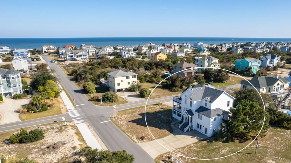 Close to the Beach Access in Whalehead