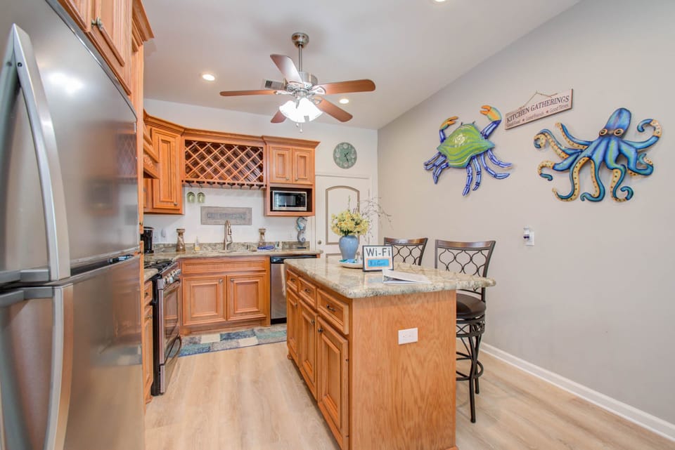 This kitchen is equipped with all the essentials. 