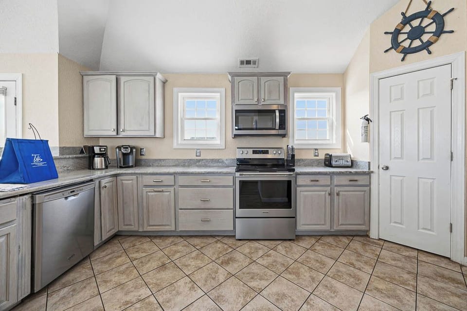 Top-Level Kitchen with Bar (seats 6)