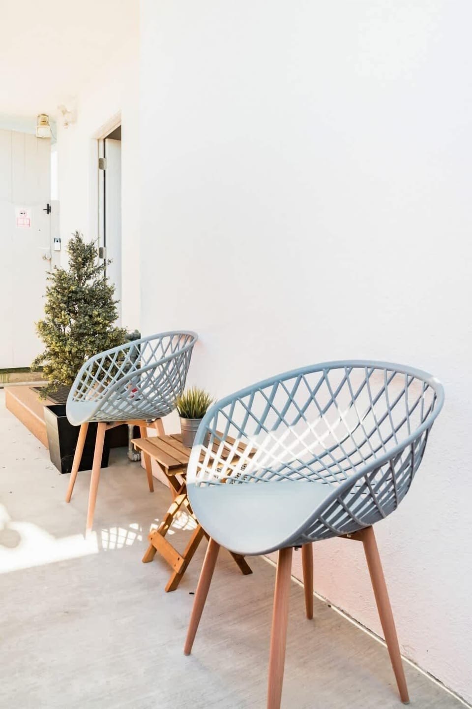 These cozy chairs are perfect for morning coffee, late-night chats, or simply soaking in the laid-back LA vibes.

