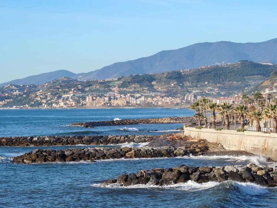 Water, Sky, Water Resources, Mountain, Plant, Coastal And Oceanic Landforms, Lake, Bank, Tree, Horizon