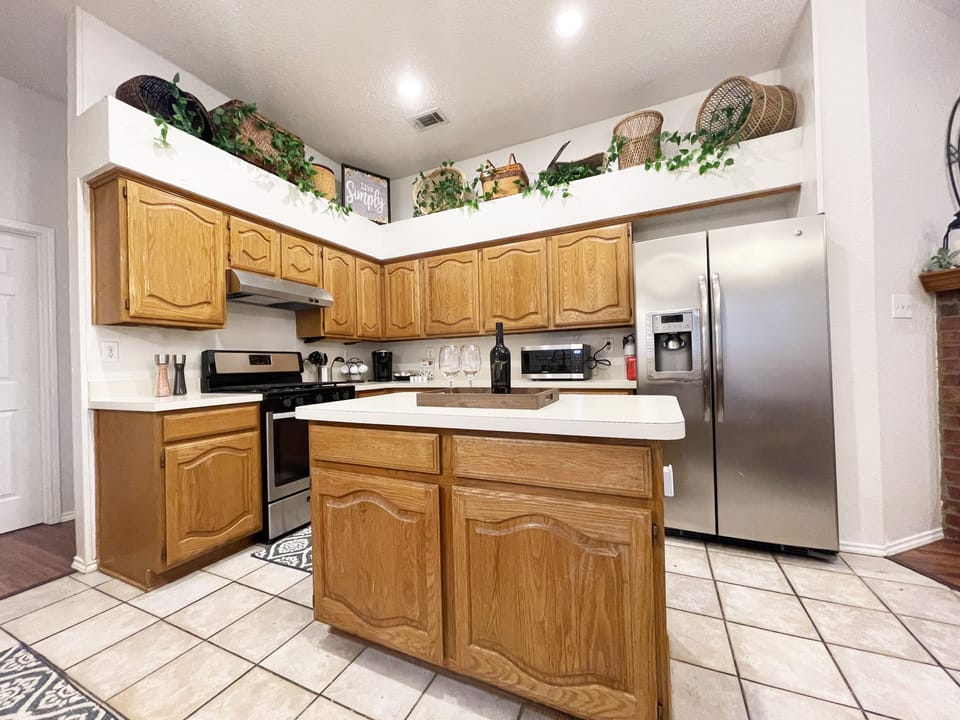 Gas stove, microwave/toaster, and fridge with filtered water and ice
