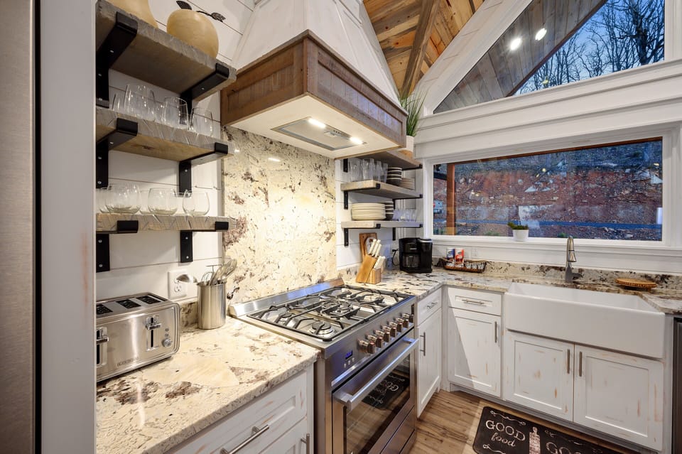 Equipped with a high-end 6 burner range!