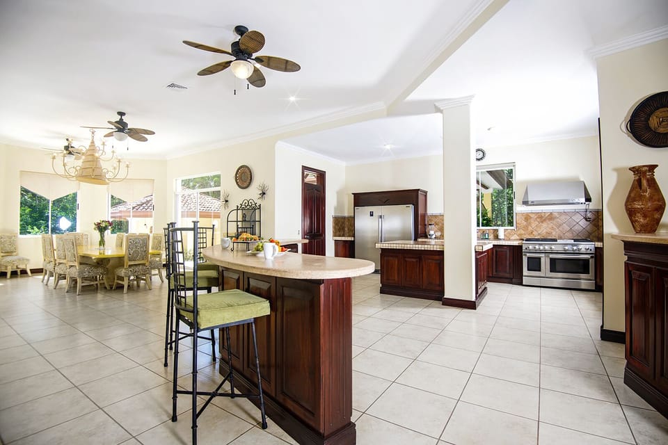 Large open kitchen space, fully equipped.