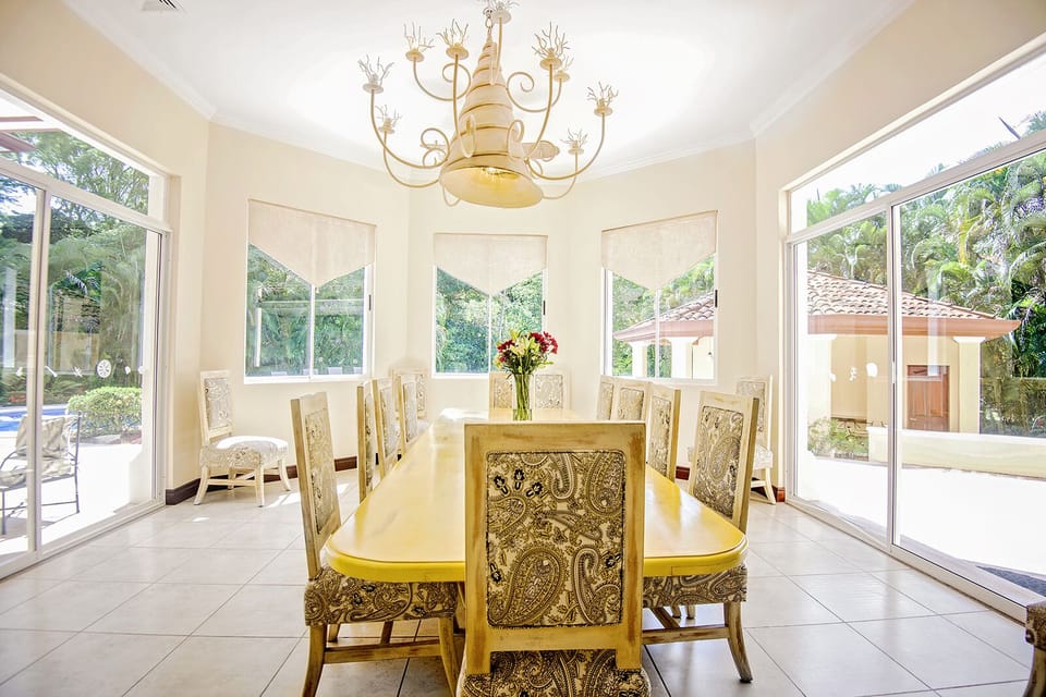 Dining area for 10 people.