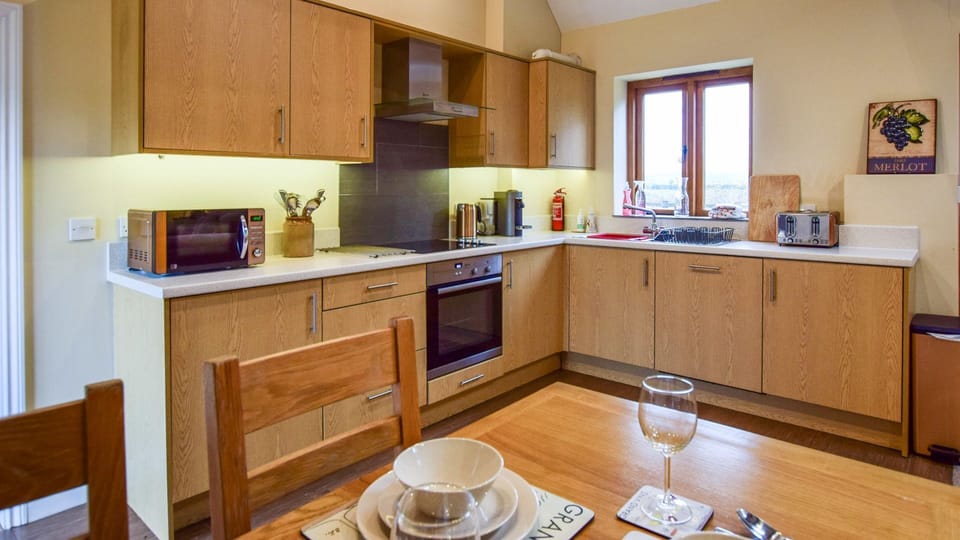 Kitchen, dining area, Combine Shed, Bolthole Retreats