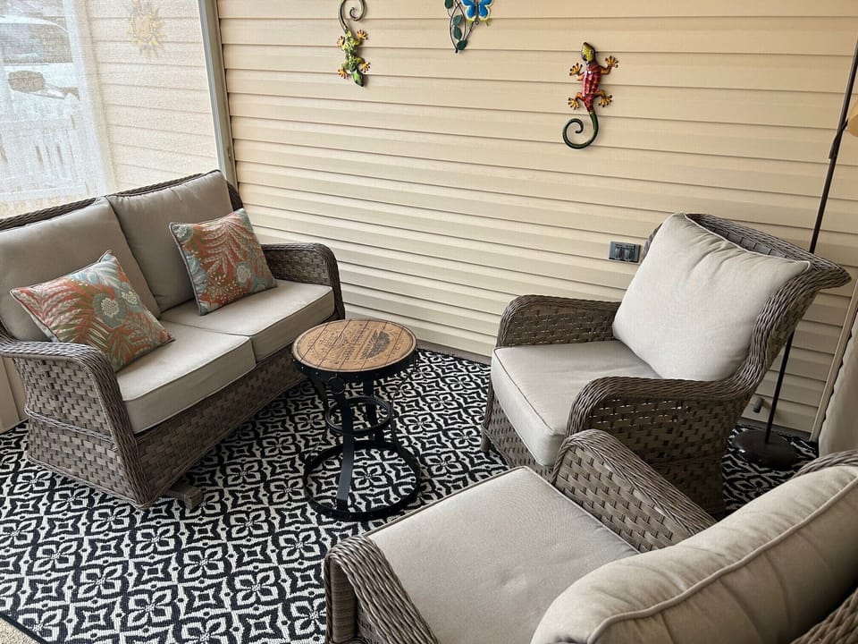 Lanai, glider chair, privacy screen