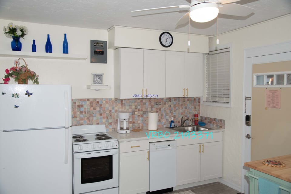 Fully equipped kitchehn with washer and oven