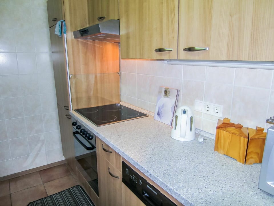 Tap, Kitchen Sink, Cabinetry, Property, Sink, Countertop, Plumbing Fixture, Home Appliance, Kitchen, Floor