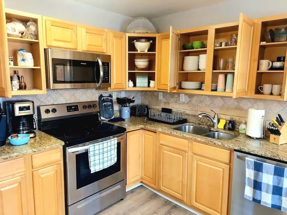 Fully stocked kitchen, cooktop/oven, microwave, dishwasher, fridge, blender, toaster, coffee makers