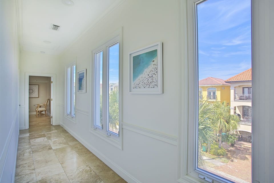 21-Ideal-Beach-Destination-Hallway