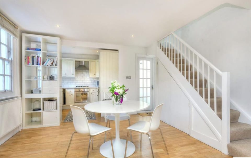 Open plan dining area through to fully fitted kitchen. 