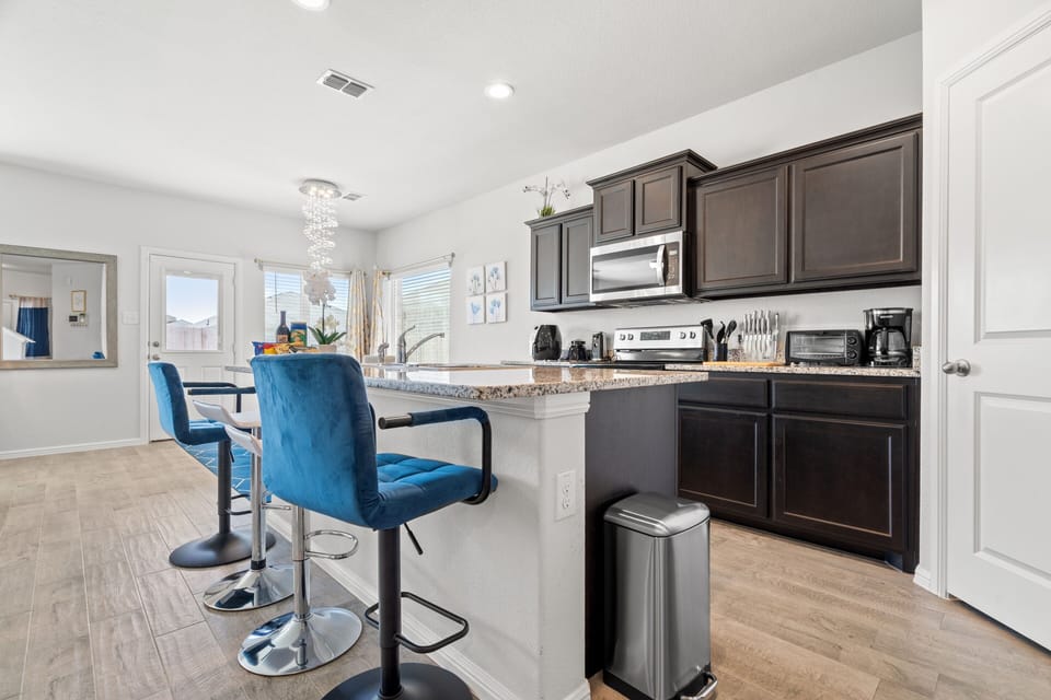 Fully equipped kitchen with a center aisle for eating/drinking