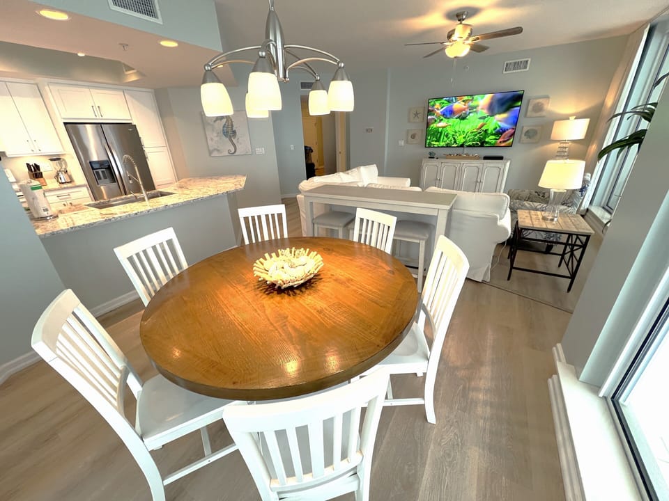 The large dining table and sofa bar table can seat all 10 guests for meals.