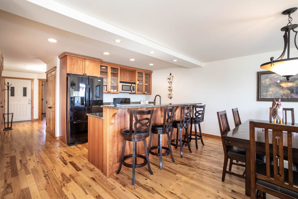 Eat lunch at the bar | Main Level