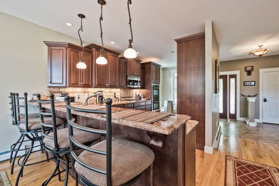 Kitchen bar with 4 bar stools 