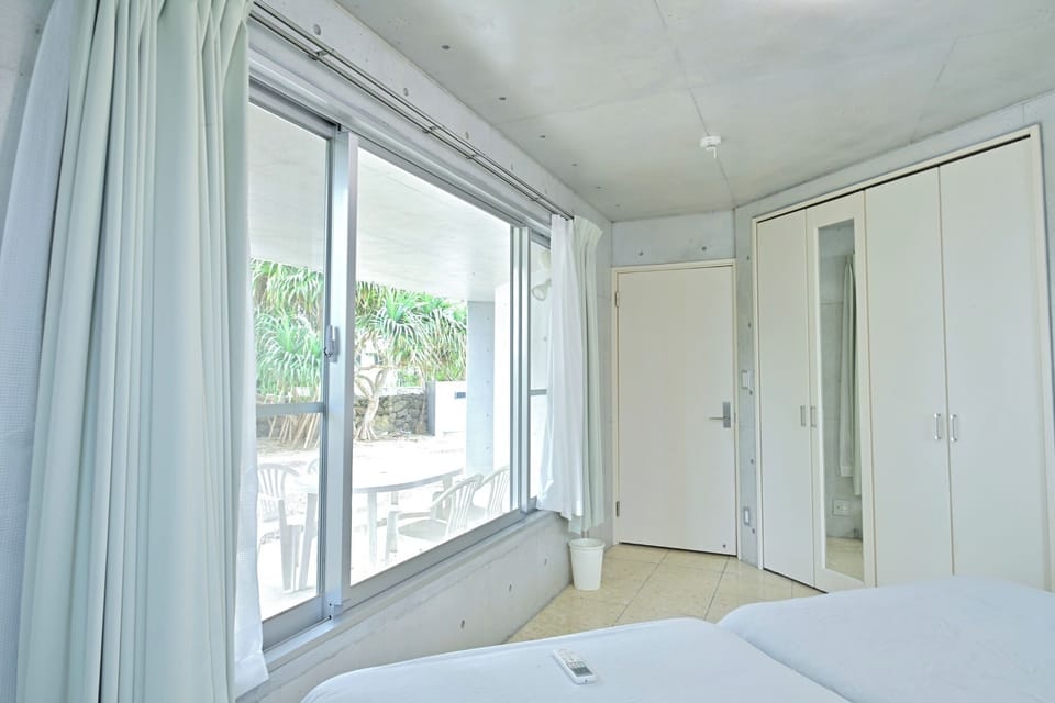 [Main house/Bedroom] With a closet that can store a lot of travel luggage