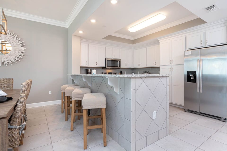 Wake up with morning coffee at the breakfast bar and get ready for a beach day in this stylish space